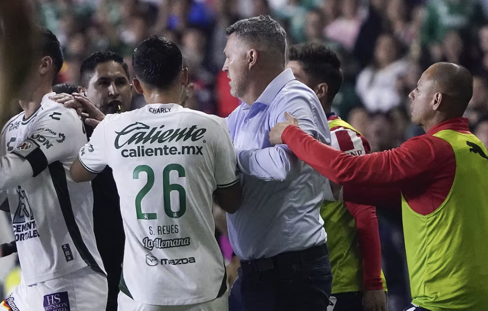 ¿Se arrepiente? DT de Chivas publica mensaje luego de patear a jugador de León