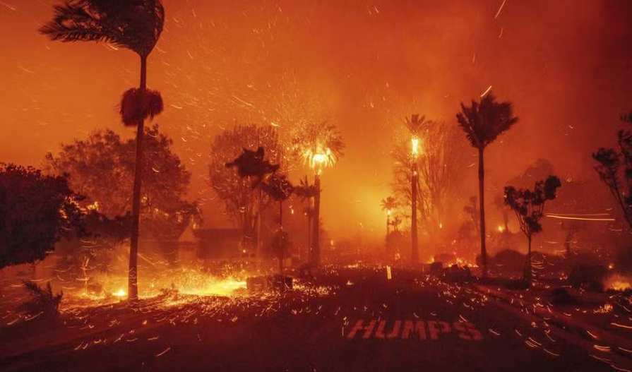 Incendios en California deja propiedades en ruinas y miles de evacuados