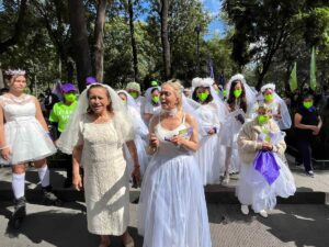 Mujeres vestidas de novia protestan contra la violencia vicaria en CDMX