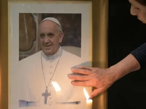 Papa Francisco firma su renuncia tras delicado estado de salud