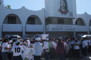 Maestros de Cancún regresan a las aulas, pero sigue el paro de labores