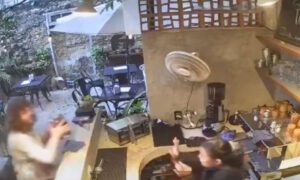 Extranjero agrede a encargada de cafetería en Mérida por música alta