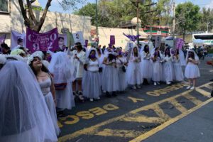 Mujeres vestidas de novia protestan contra la violencia vicaria en CDMX