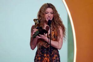 Shakira gana Grammy y lo dedica a inmigrantes en Estados Unidos