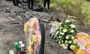 Familiares de fallecidos en accidente en Escársega, llevan flores y veladoras al lugar