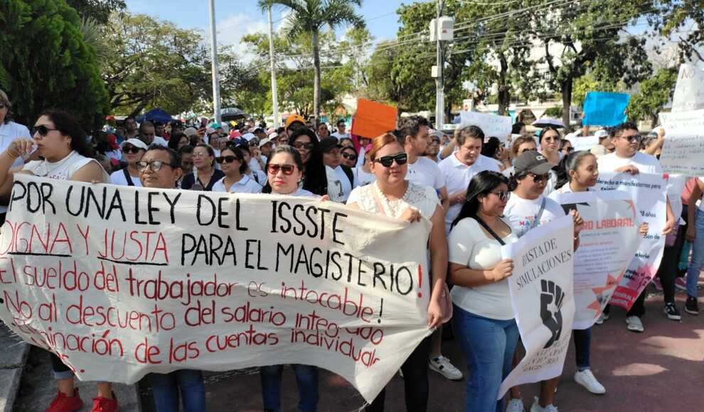 Maestros en Cancún se manifiesta por reforma del ISSSTE