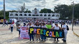 Maestros en Cancun se manifiesta por reforma del ISSSTE