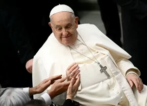 Papa Francisco sigue enfermo pero no en peligro de muerte