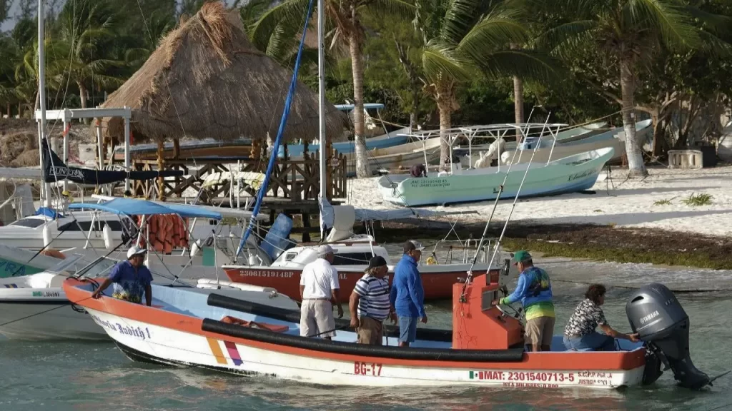 Pescadores de Quintana Roo reciben apoyo con equipos