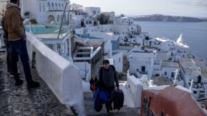 500 sismos en Santorini lleva a evacuar la isla griega