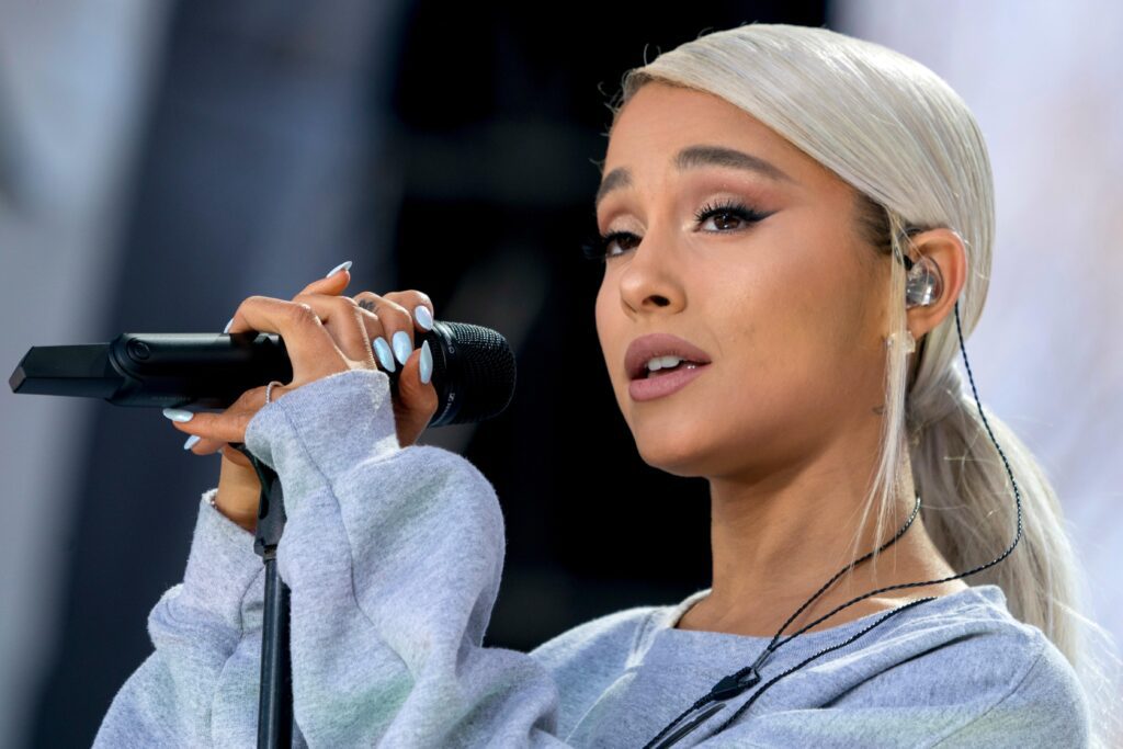 ¡Terapia para artistas! Esto es lo que pide Ariana Grande a discografías