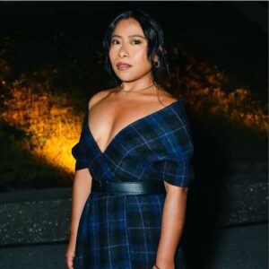 Yalitza Aparicio reaparece con tremendo escote en el Museo Tamayo