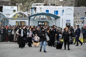 500 sismos en Santorini lleva a evacuar la isla griega