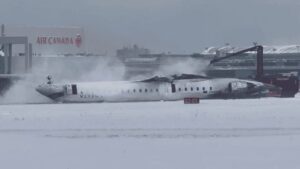 Avión Delta Airlines se vuelca en Toronto y queda volteado