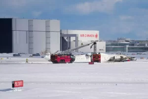 Avión Delta Airlines se vuelca en Toronto y queda volteado