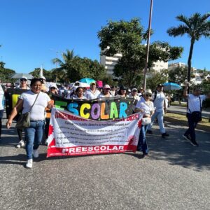 Maestros de Cancún regresan a las aulas, pero sigue el paro de labores