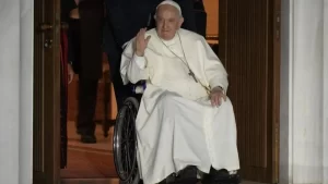 Papa Francisco firma su renuncia tras delicado estado de salud