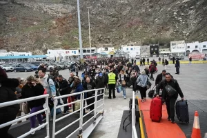 500 sismos en Santorini lleva a evacuar la isla griega