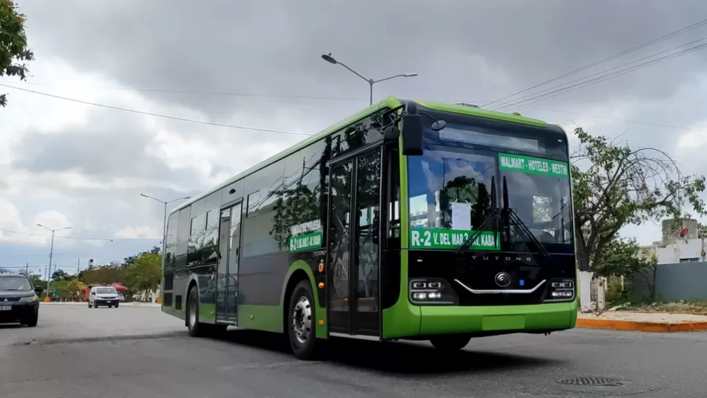 Camiones de transporte híbrido en Cancún en prueba piloto