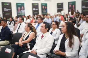 Graduación de 41 médicos residentes refuerza el sistema de salud en Quintana Roo