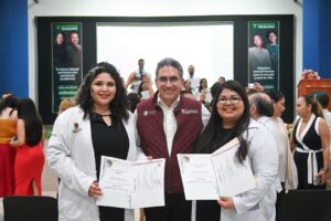 Graduación de 41 médicos residentes refuerza el sistema de salud en Quintana Roo