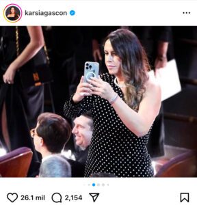 Critican a Karla Sofía Gascón por usar un vestido de 300 pesos en los Oscar