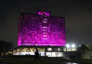 ¿Por qué los edificios se iluminan de morado?