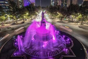 ¿Por qué los edificios se iluminan de morado?