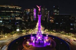 ¿Por qué los edificios se iluminan de morado?