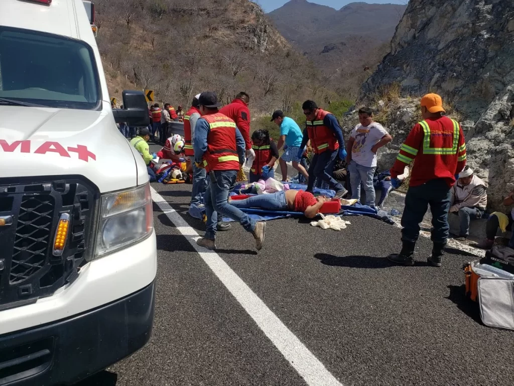 Mueren 18 simpatizantes de Morena en volcadura de autobús tras evento en el Zócalo