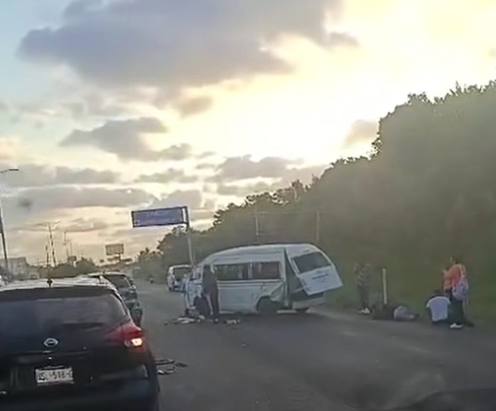 Accidente en carretera Playa del Carmen-Puerto Morelos deja al menos 11 heridos