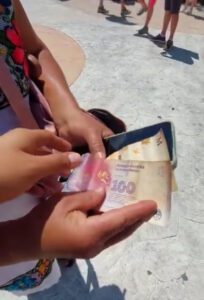 A través de las redes sociales se hizo viral la estafa de los turistas argentinos a la artesana.