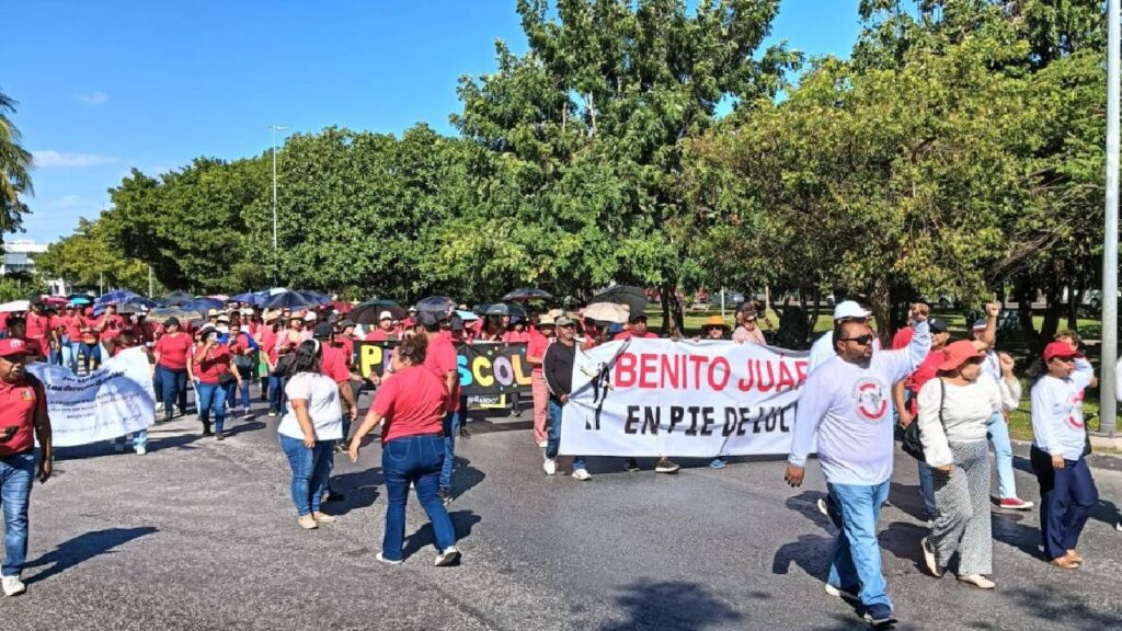 Maestros protestan en Cancun pese a marcha atras a la iniciativa de la reforma al ISSSTE entran a la zona hotelera 1