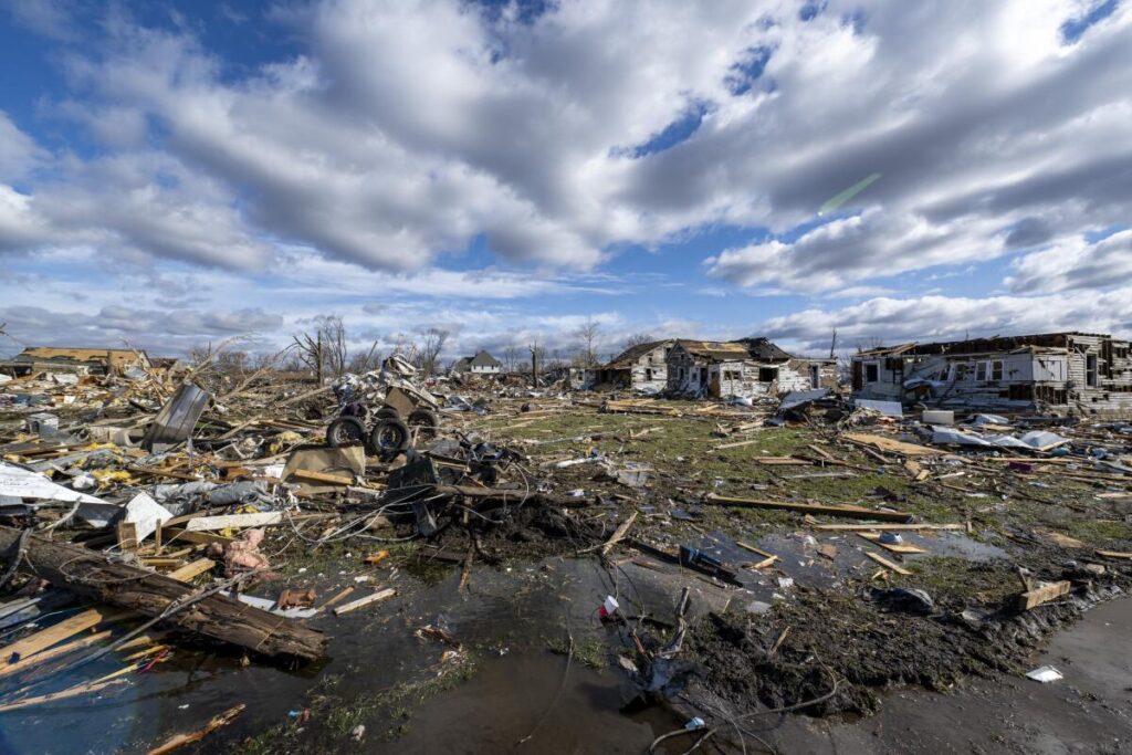 Suben a 40 muertos en Estados Unidos por tornados