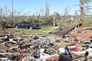 Suben a 40 muertos en Estados Unidos por tornados