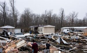 Suben a 40 muertos en Estados Unidos por tornados.