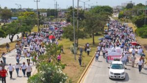 Cerca de 3 mil maestros protestan en las calles de Cancún 