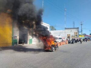 Mototaxi se incendia en pleno centro de un pueblo de Yucatán 