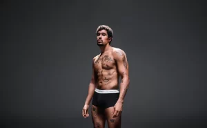 bad bunny en calzones calvin klein color negro tipo boxer