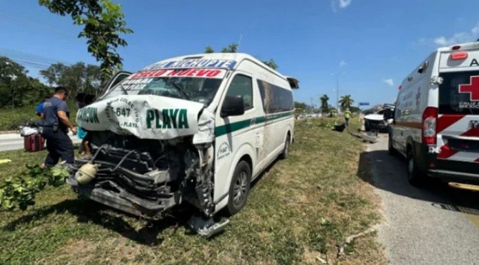 Choque en la carretera Cancún-Playa del Carmen provoca caos vial y deja 10 lesionados