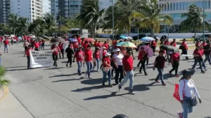 Maestros se enfrentan a trabajadores de la zona hotelera de Cancún 