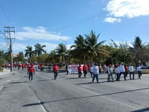 Maestros se enfrentan a trabajadores de la zona hotelera de Cancún 