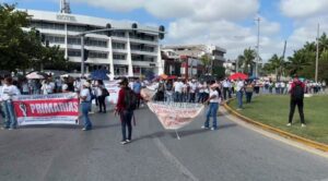 Cerca de 3 mil maestros protestan en las calles de Cancún 