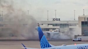 Aeronave de American Airlines se incendia tras aterrizaje de emergencia en Denver