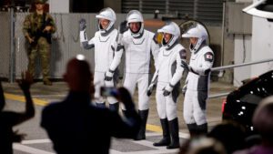 Cohete despega para rescatar a astronautas varados en el espacio