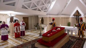Fotos del Papa Francisco en su feretro 5