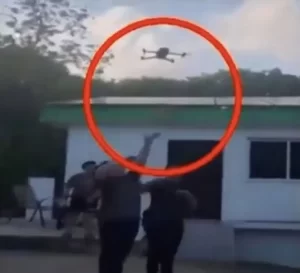 Perrito es colgado y elevado en un dron en Quintana Roo