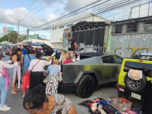 Modelo usa su Tesla Cybertruck para vender en un tianguis de Cancún 