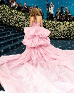 Shakira deslumbra en la Met Gala 2025 con elegante vestido