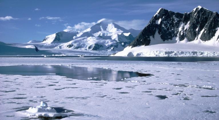 Descubren vida microbiana oculta durante milenios bajo el hielo de la Antártida